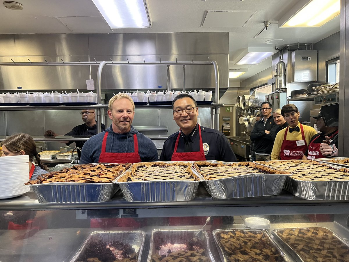 Chief Choi helping to serve at the LA Mission today. @LAPDHQ @LAPDCentral