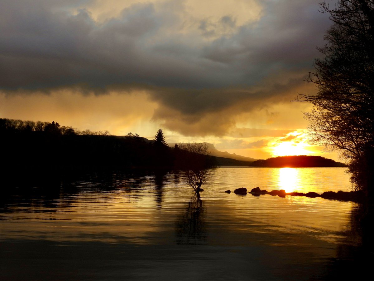 Good Friday sunset by lough Melvin @barrabest @WeatherCee @angie_weather @Louise_utv @WeatherAisling @jemma_dolan @Bigpaddy2 @tomgilroy33 @ECMFCM @mcaleese_anne @michaelkeown73 @gildernewm @PaulMulrone @ger_treacy @CarmelGarrison @mooney_daw @SMcCurdyArt