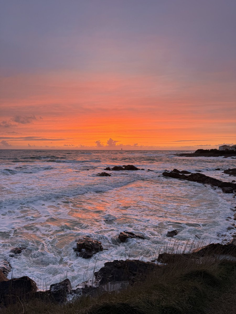 lessables's tweet photo. Magnifique coucher de soleil sur la corniche chaumoise #sunset #photooftheday #vendee #FridayNight https://t.co/Dp0yOSduP3