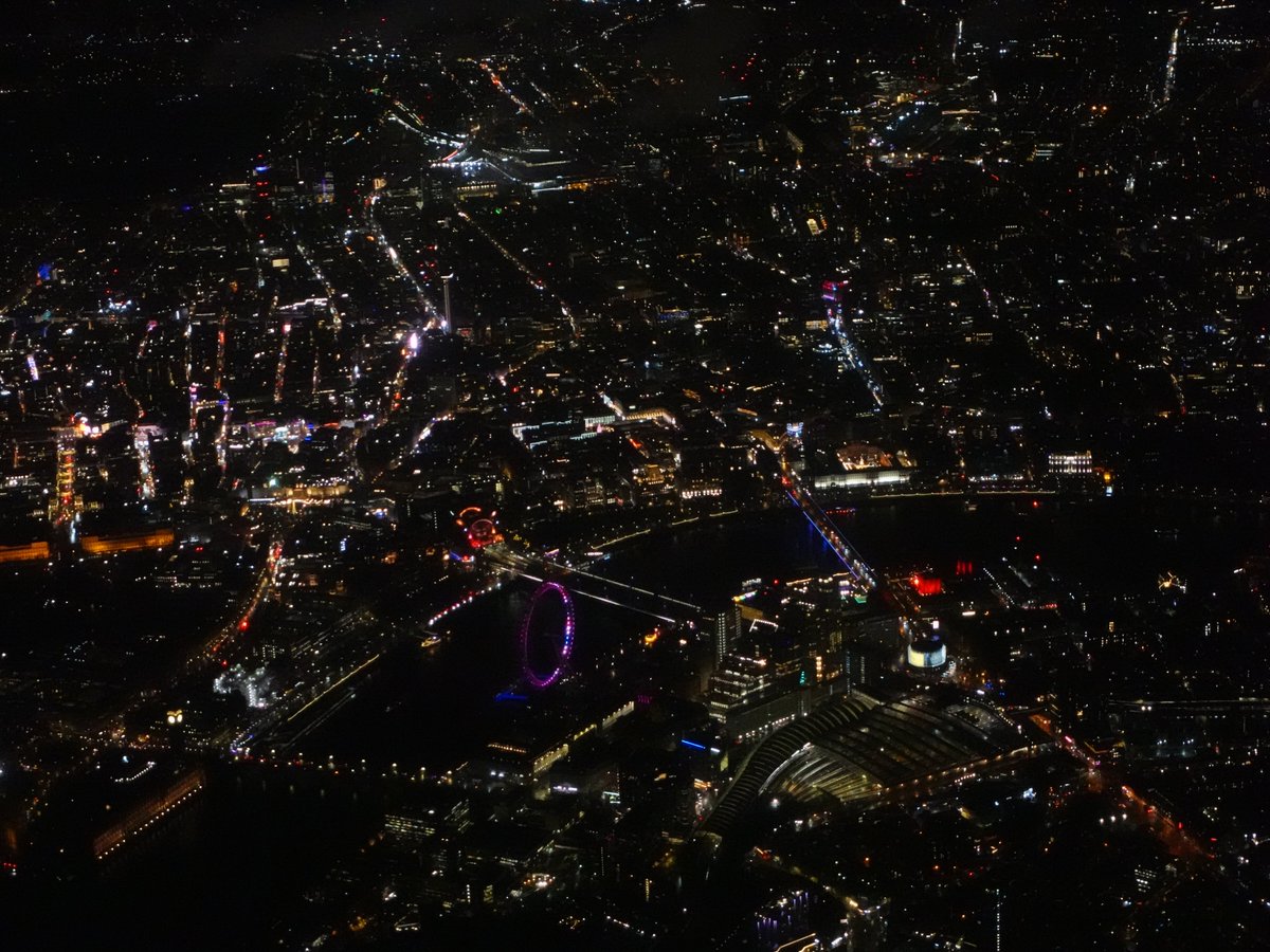 approaching london heathrow while crossing with the canary wharf and his skycrapers ✈️🇬🇧 #workandtravel #London #Heathrow #tuiuk #nightphotography