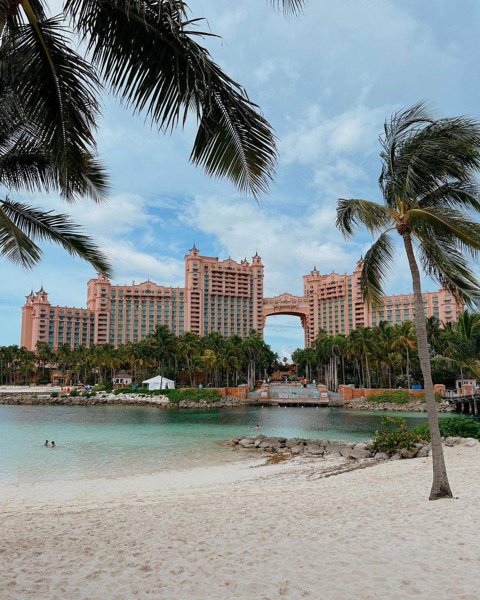 To celebrate Easter Weekend, both @AtlantisBahamas and @BahaMar are hosting Easter events such as egg hunts, photos with the easter bunny and more! 🐣 Visit bit.ly/3TBLcII to learn more! 📷: notthatjackjohnson & foodbabynyc