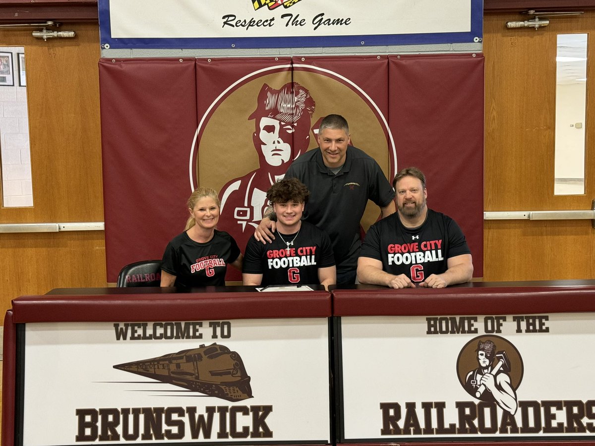Had a great signing day ceremony yesterday! <a href="/GCC_FB/">Grove City Football</a> @Roader_Football