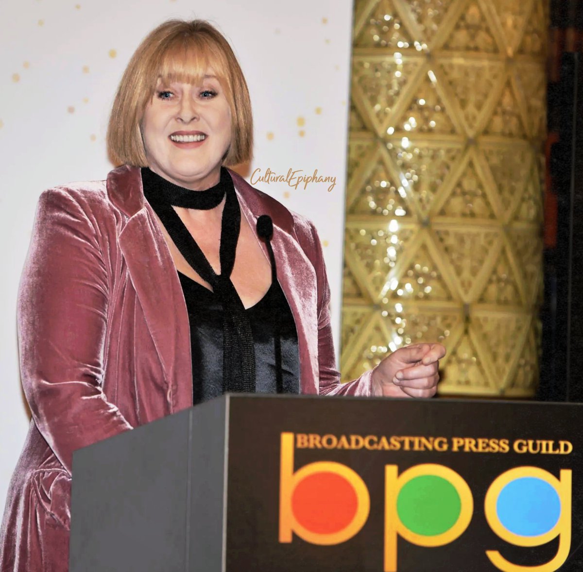 Sarah accepting her Best Actress Broadcasting Press Guild Award for her brilliant portrayal of Catherine Cawood in 'Happy Valley!' 🏆🩷 #SarahLancashire #HappyValley 📸: Broadcasting Press Guild / Edit: CE @BPGPressGuild