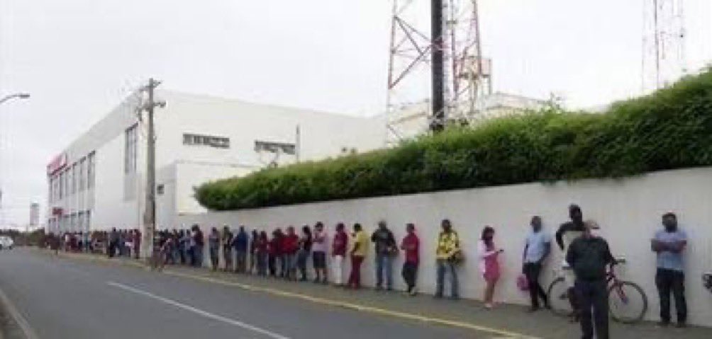 notfrvnk's tweet photo. PESSOAL ESTOU NA FILA PARA CHUPAR A PILA AO JOÃO NEVES https://t.co/k18xODaixu