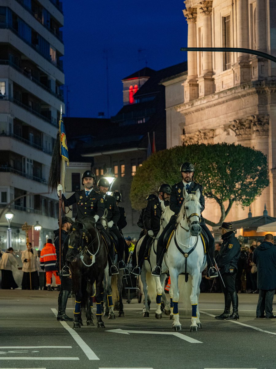 Comienza la Procesión General de Viernes Santo en Valladolid. Abre el escuadrón a caballo de la @policia