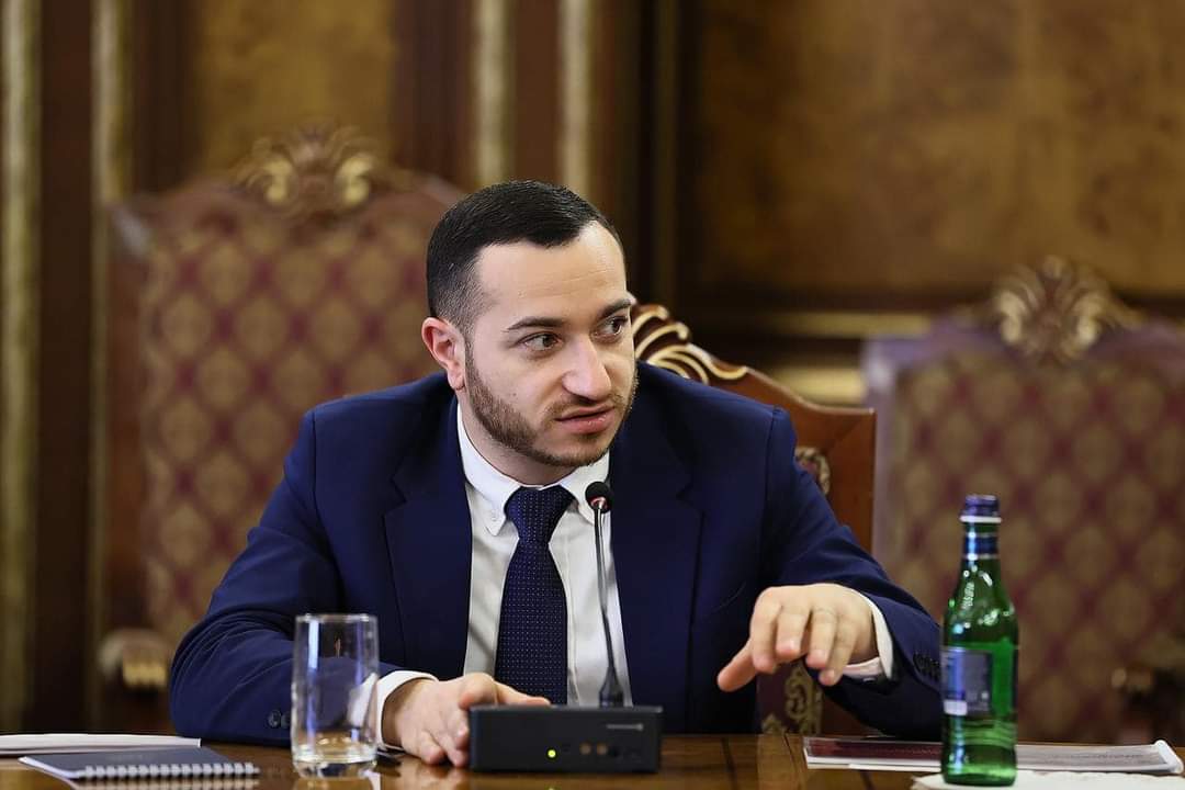 Hayrapetyan_M's tweet photo. Prime Minister Nikol Pashinyan led the consultation meeting on the development strategy of the national #postal #operator #HayPost. HayPost CEO Arayik Abrahamyan spoke about the completed works, financial and quality indicators and development vision. https://t.co/iIanfEgWb2
