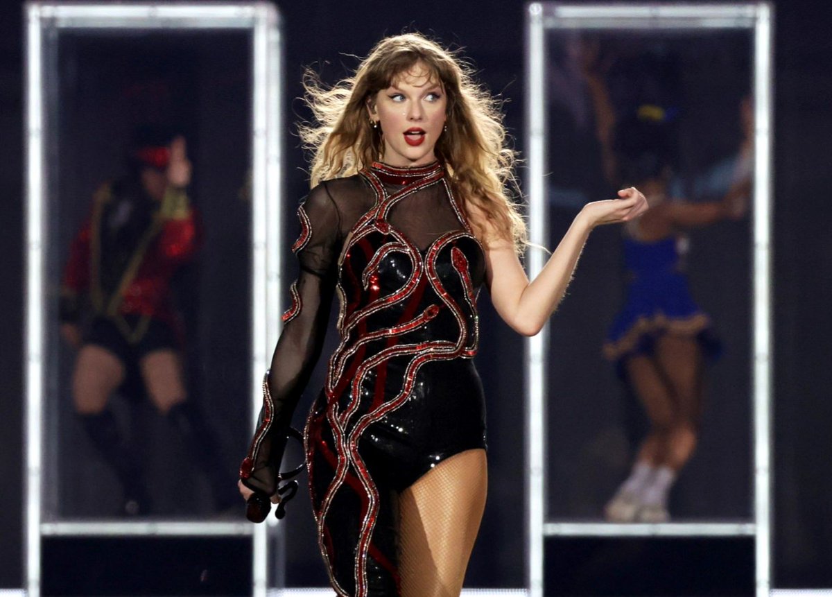 TheSwiftSociety's tweet photo. 🏛️| Man jailed 3 months for selling fake Taylor Swift tickets and helping fans gatecrash 

— During investigations he claimed to be a Swiftie but couldn't name any of her songs https://t.co/3nzambFJ3I
