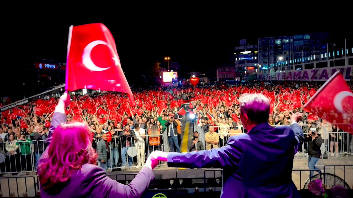 OZLEM_CERCIOGLU's tweet photo. Atatürk Kent Meydanı’nda gençlerimizle buluştuk. 

@silagencoglu 

#özlemleyolumuzaydın 💙 https://t.co/azyFlBiDCa