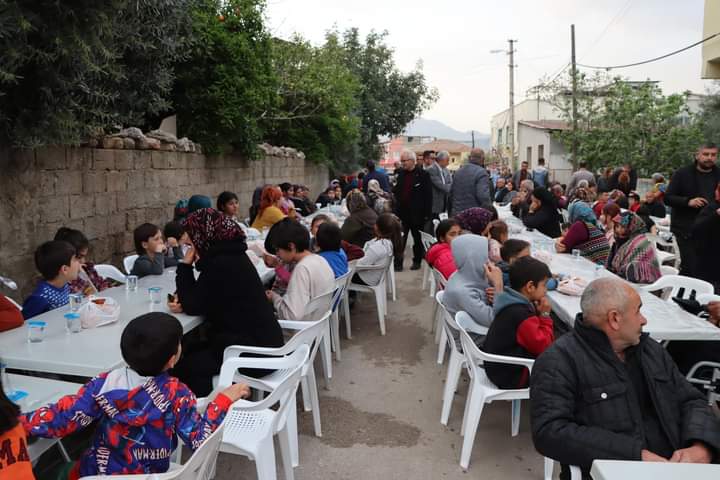 kazimozganbld's tweet photo. Ramazan’ın güzelliğini, bereketini paylaşmaya devam ediyoruz.

Bu akşam iftar soframızı Mahmutlu Mahallemiz de açtık https://t.co/LrM7NcTamh