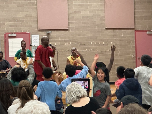 Roosevelt families journeyed to Ghana by way of music and dance at the school's Arts for Learning Night earlier this week. 🇬🇭 Thank you to the Woshishijee Cultural Troupe for an unforgettable evening, and to @ArtsForLearnNW for bringing this special experience to Roosevelt!