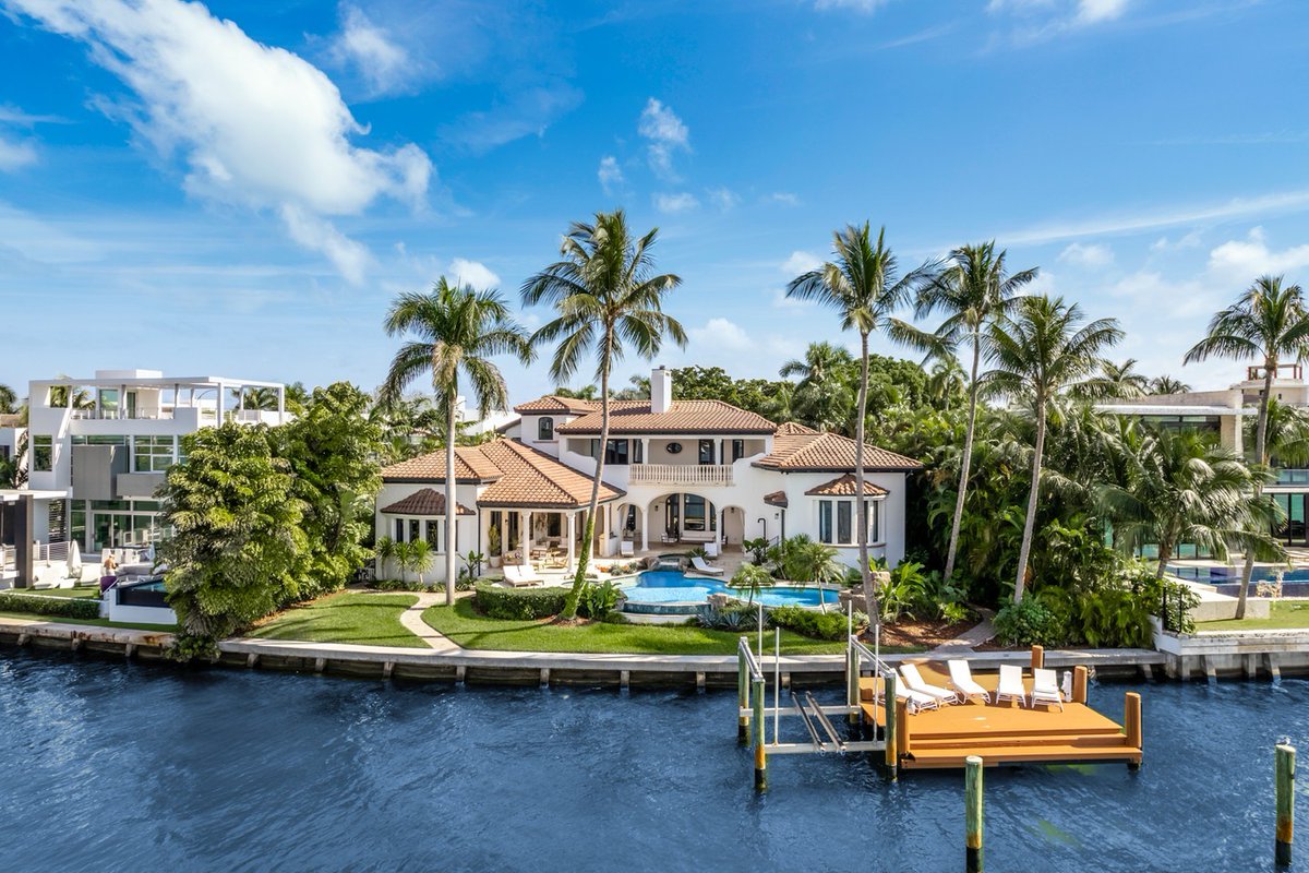 MIAwaterfront's tweet photo. For Sale &amp; Rent‼️ This estate is located on the most sought after plot on Hibiscus Island

432 S Hibiscus Dr | Miami Beach
5 BD + 5.2 BA | 7,069 Adj SF | 18,463 LOT SF

Asking Price: $28,000,000
Rental Price: $110,000/M

Julian Johnston
305-332-2346 | Sales@MIAwaterfront.com⁣ https://t.co/BQbFpizbtp