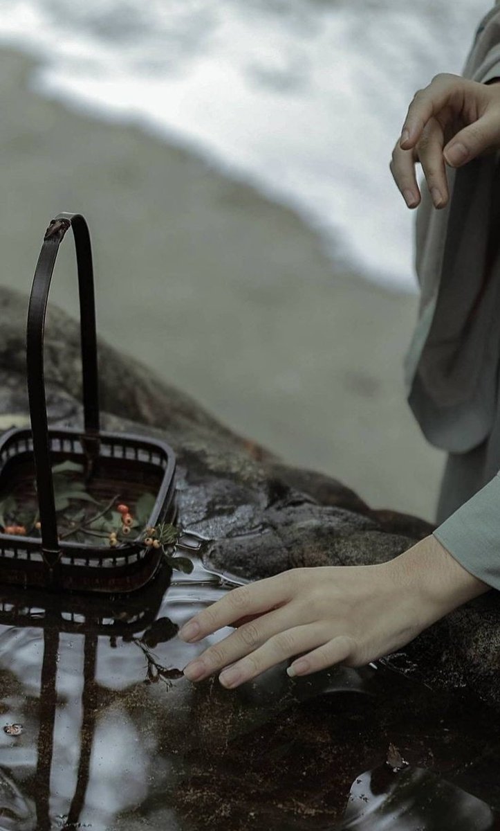 "Dünya ne kadar kalabalık" diye söylendi kendi kendine meczup,

"Ve insan, ne kadar tenha!"

                Gökhan Özcan