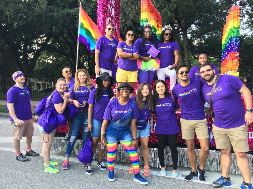 BlueLove_1920's tweet photo. Yesterday, my #DALCEC Fam did a #ThrowbackThursday TMO pic share and I shared some of my faves over the last 15 years...from my H-Town Powerhouse Fam at 2018 Pride to our 2018 Christmas pic to our H-Town D&I Squad in 2020 to the H-Town Truck Team Fam sending Angel off to FL in 2020π₯° #ILoveMyJob