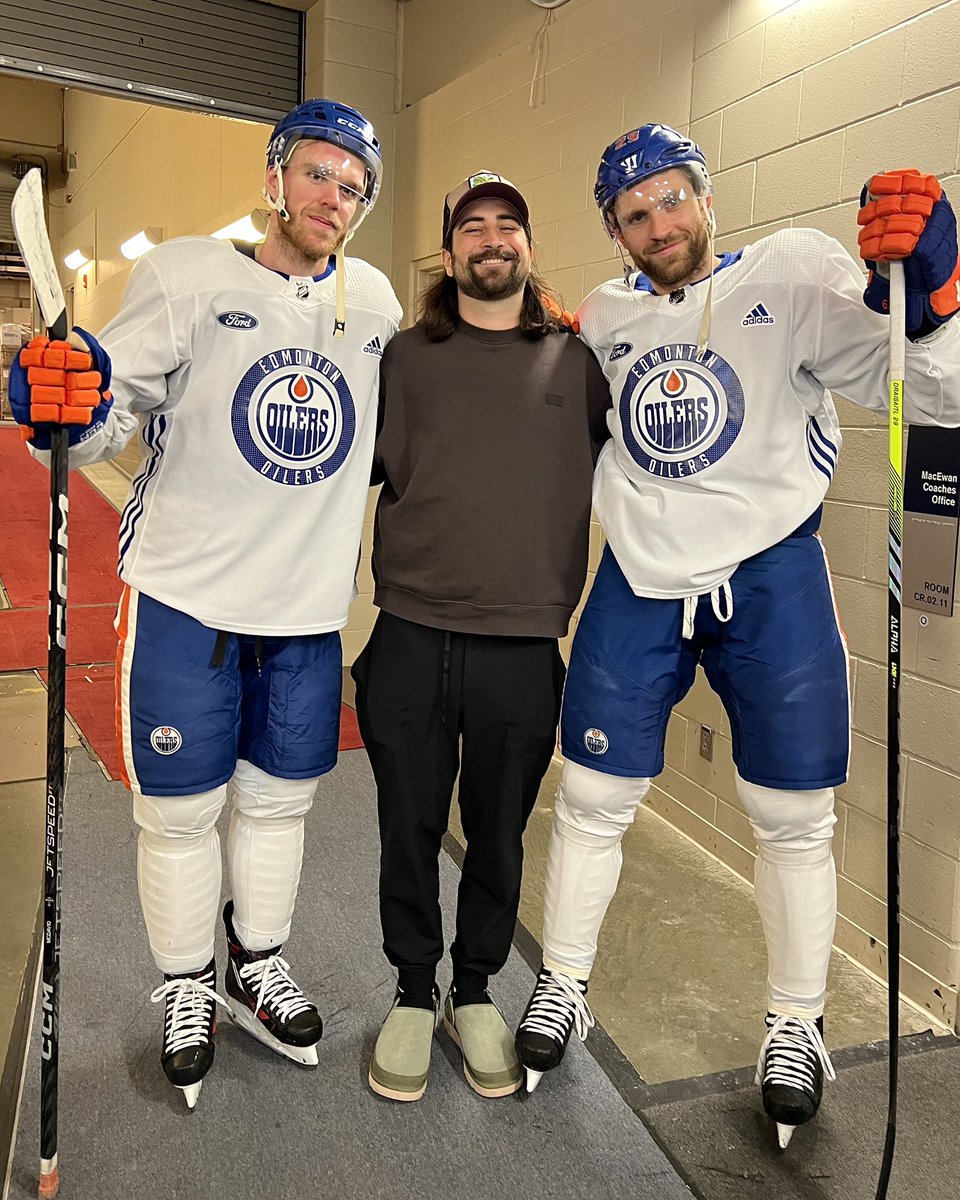 (Hockey) Stick Season 🏒 

Thanks for stopping by practice, <a href="/NoahKahan/">Noah Kahan</a> 👊
