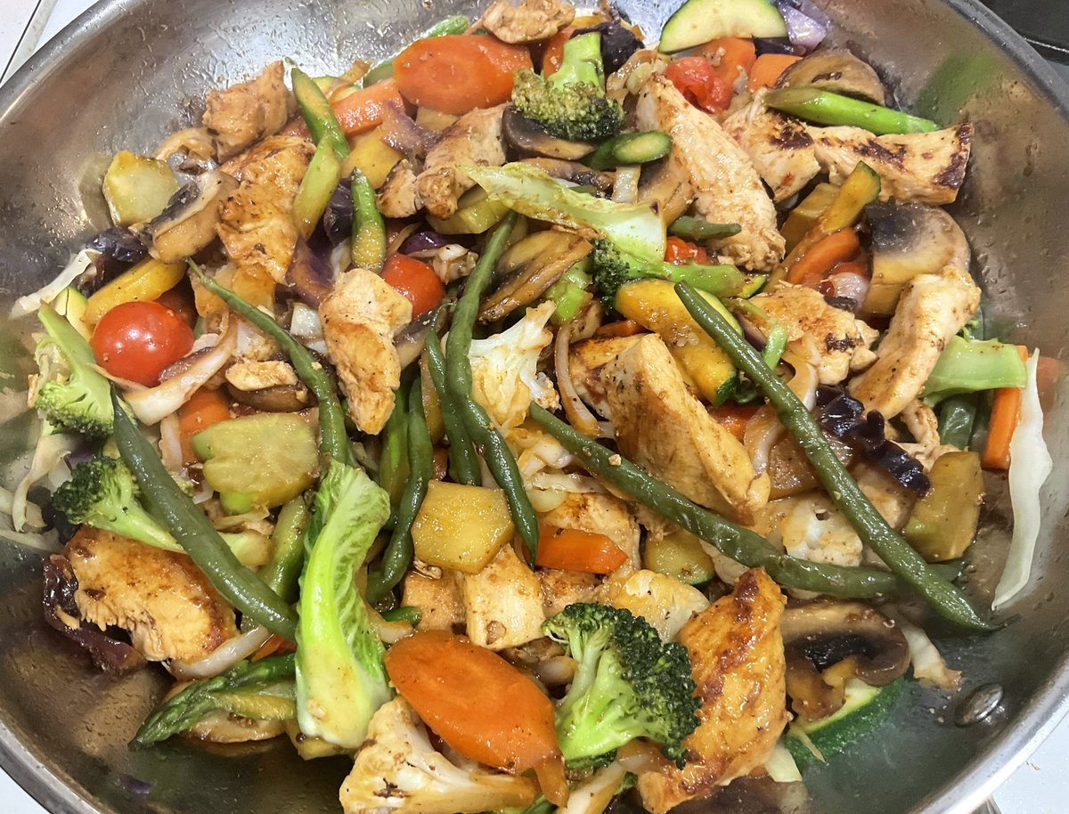 ASovij's tweet photo. I decided to use what ever was in the fridge and freezer for a stir-fry. I chopped the veggies and fried them with chicken marinated in honey/lemon, added some tagliatelle too.
Our movie night: Easter Parade, starring the enchanting Judy Garland and the dazzling Fred Astaire.🎬🍿 https://t.co/lnsvjBS0Bg