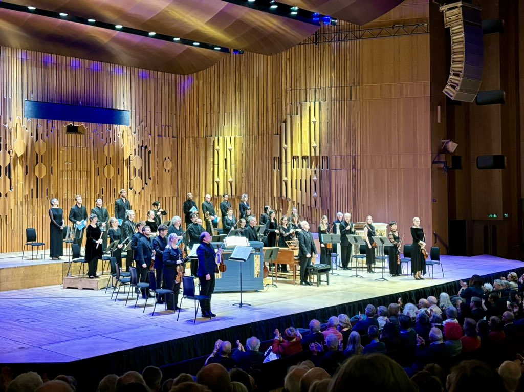 Musical storytelling with drama, beauty, emotion and sincerity from Laurence Cummings, @AAMorchestra and sensational soloists Anna Dennis @tim_mead @nickmulroy @wgshumphreys @MhairiLawson @magidelbushra @Pabshoppers & @rodneyEclarke in Bach’s Matthew Passion at @BarbicanCentre.
