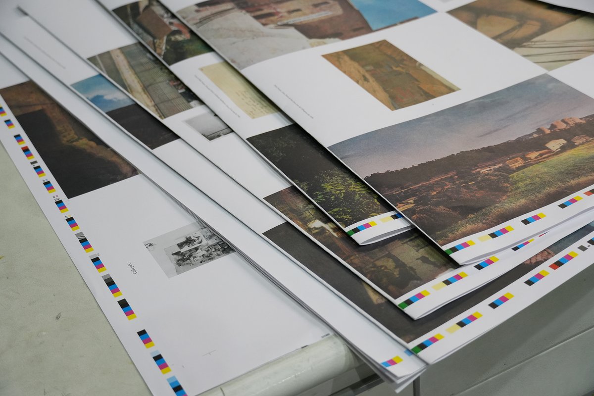 📖 Avui podreu descobrir el procés d'impressió del fotollibre que conforma la base de l'exposició "Bernard Plossu. Paisatges catalans de Picasso": Plossu / Picasso. Barcelona / Gósol / Horta de Sant Joan / Cadaqués.

👉 Fotollibre: tinyurl.com/3zhch692