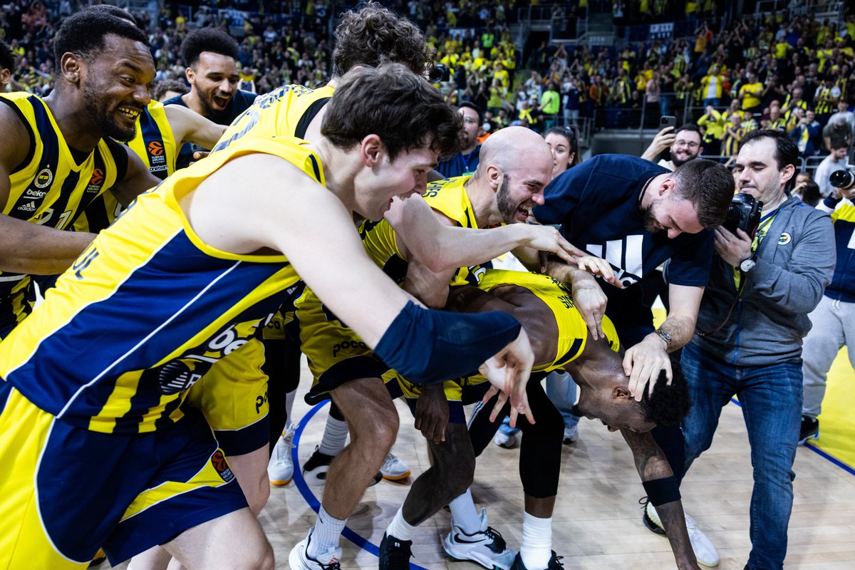 EuroLeague's tweet photo. 𝔼𝕌ℝ𝕆𝕃𝔼𝔸𝔾𝕌𝔼 ℍ𝕀𝕊𝕋𝕆ℝ𝕐 𝕋ℍℝ𝕆𝕌𝔾ℍ 𝕋ℍ𝔼 📸

Most points in a single EuroLeague game EVER!!! 🔥🔥🔥

@NIGEL_HAYES is Mr. 50! 👀