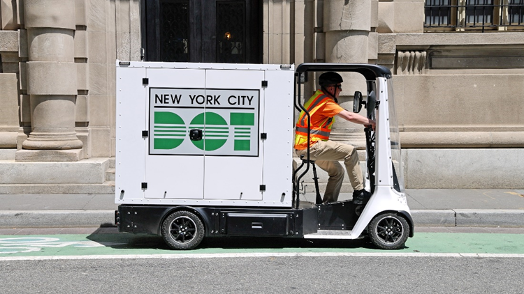 Hard-working New Yorkers want to #GetStuffDone on our streets, and we're working with them to make sure everyone is safe. This week we released new guidelines that allow for e-cargo bike deliveries in our city. Learn how they're greener too 🚴‍♀️🍃 ⬇️ nyc.gov/html/dot/html/…
