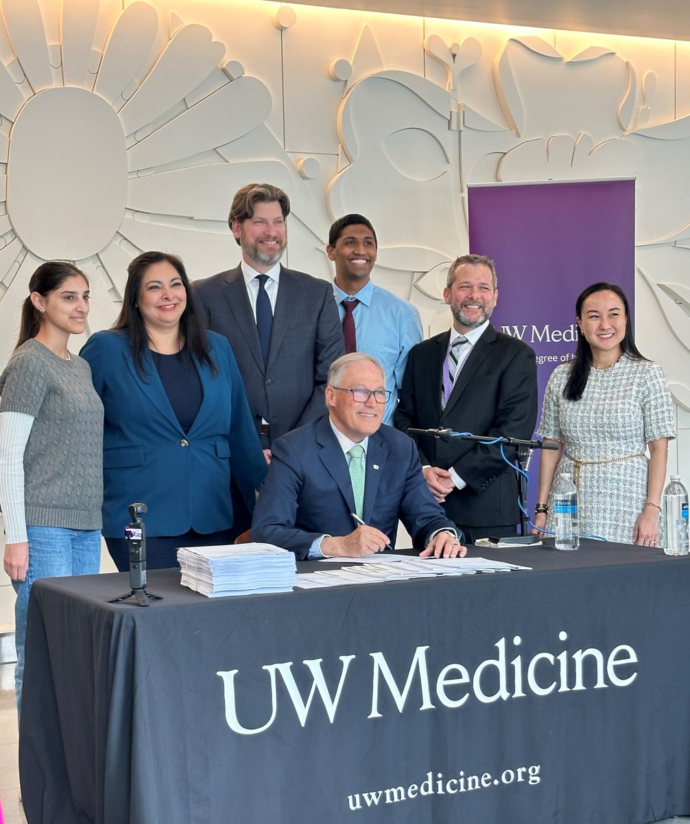 Bleeding control kits and education for WA State schools signed into law by @GovInslee today @UWMedicine. Congrats to all for getting this grass roots movement empowering students and staff to save lives from severe injury across the finish line! @acsSTOPTHEBLEED @acsTrauma