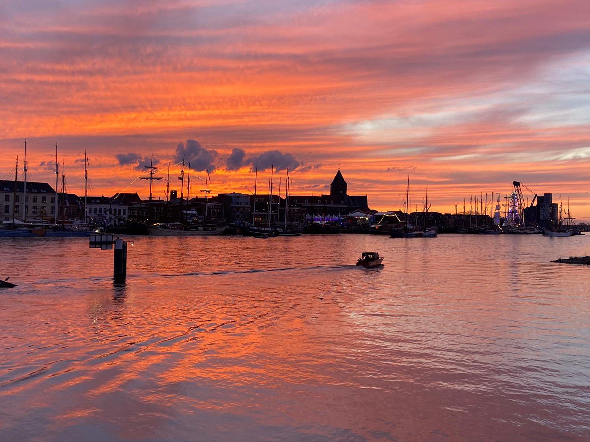 Dit hele weekend: <a href="/sailkampen/">Sail Kampen</a> Een #aanrader om te bezoeken! Vanavond mocht ik samen met ondermeer bgm. <a href="/Sanderderouwe/">Sander de Rouwe</a> en dijkgraaf <a href="/DirkSiert/">Dirk-Siert Schoonman</a> Schoonman 
de #vlootschouw afnemen, waaraan ruim 50 historische schepen deelnamen. Groot compliment aan de ruim 2000 vrijwilligers!!