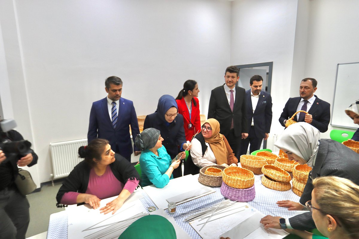 CKoncagul's tweet photo. 📍Süleymanpaşa

@tcailesosyal Bakanımız Sayın @MahinurOzdemir ile; kadınlarımızın sosyal yaşamına renk ve değer katan Nene Hatun Kadın Yaşam Merkezimizde kadınlarımızla bir araya geldik.

Yaşam Merkezinde verilmekte olan eğitim, kurs ve faaliyetler hakkında bilgi aldık
@spasabld https://t.co/s7pSaNAHMn