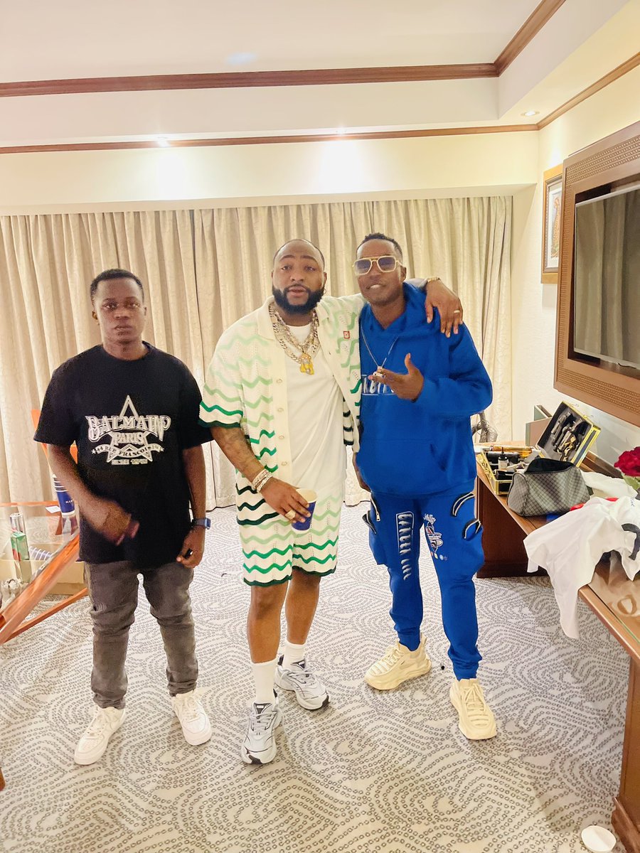 NellyBarberShop's tweet photo. Nelly barber the official barber for @davido  thank you lord 💈 https://t.co/wKjiUVRboE