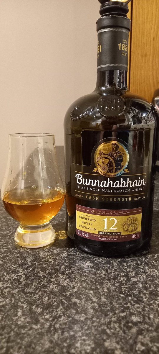 #dram time from @bunnahabhain distillery 60.1% #caskstrength bought in #Islay 12yo smooth 2023 edition cheers to all the #whisky drinkers out there especially @davidjbrodie 👊🥃🏴󠁧󠁢󠁳󠁣󠁴󠁿😋 happy #EasterHolidays to all