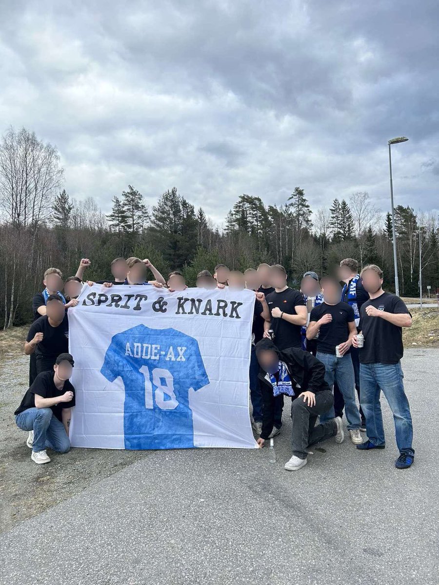 hejaoskar's tweet photo. Sveriges absolut bästa innebandy supportrar!  @HOVSHAGA1986 https://t.co/vB6P9UV0Vq