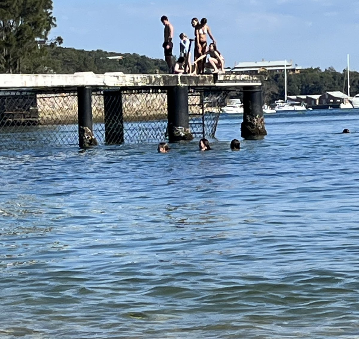 Standing tall at Little Manly.
Yet another off Sydney’s galaxy of swimming spots to enjoy in this warm autumn.
Compactly combines beach, pool, grassed area & modest cafe & amenities, with housing all close by. Old Gasworks park up on the headland
#publicsydney