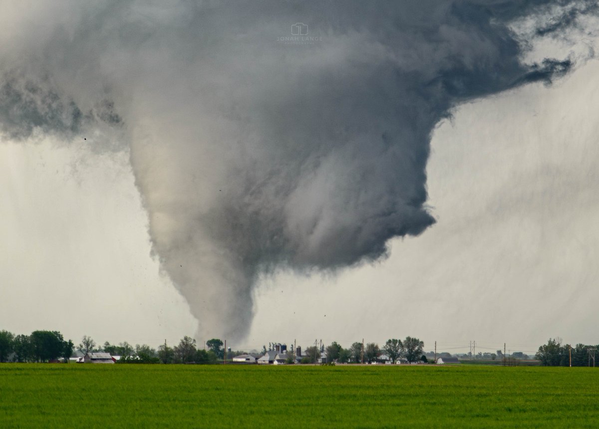 You thought a house was big? Kalona, Iowa 5/24/19 @StormHour #nikonusa #photography #storm #natgeo