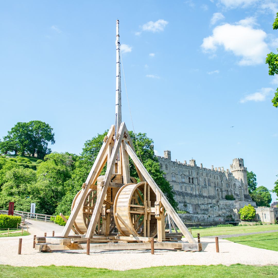 Launch into action with Legend of the Trebuchet! 🤩 Britain’s largest working siege machine returns to Warwick Castle in a daring, action-packed show! Easter Tickets: warwick-castle.com/explore/events…