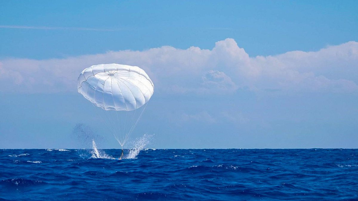 Fin mars, un Casa de l'ET 68 « Antilles-Guyane » a réalisé un largage inédit en mer, à proximité d’une frégate de la @MarineNationale chargée de recevoir les colis. L’objectif : larguer des pièces mécaniques devant servir à dépanner un hélicoptère employé par les @FAA_Officiel.