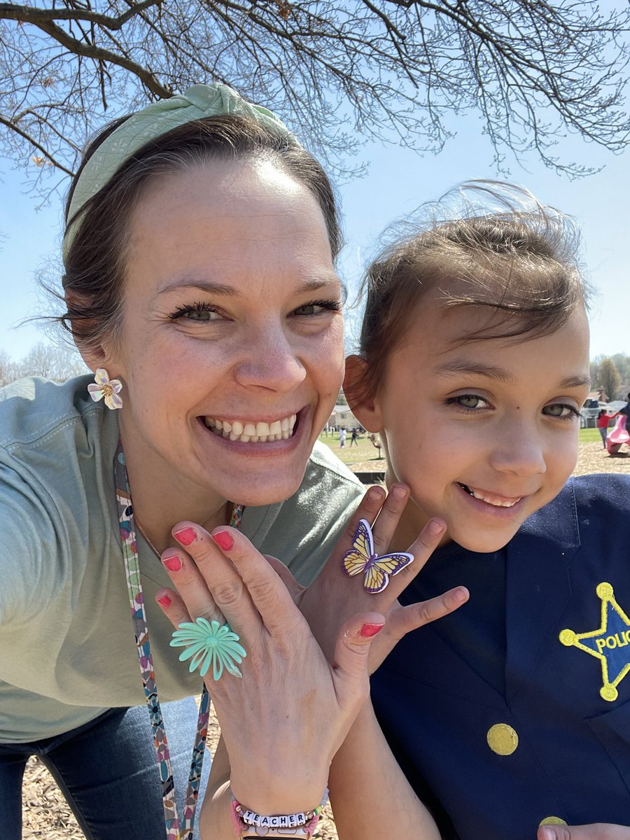 I will always say Gutermuth has the sweetest students!! This Ss saved me a cupcake ring so of course we had to show them off at recess!! #buildingrelationships @GutermuthES