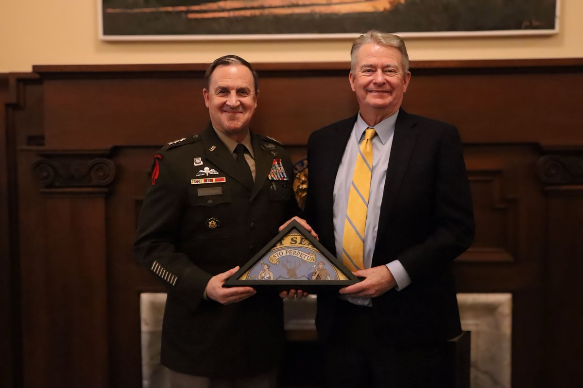 US Army Lieutenant General (LTG) Erik Peterson '86 received an incredible retirement gift from Governor Brad Little '77. 🎁🤝 March 31 is now recognized as 'Lieutenant General Erik C. Peterson Day' in Idaho. 📅 V's up for LTG Peterson's 38 years of incredible service! ✌️