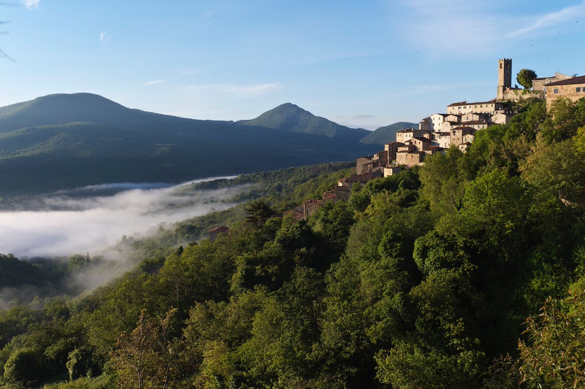 Castelnuovo Val di Cecina has the color of stone, the soul of forests and the charm of geothermal vapors. It is an invitation to travel slowly, to reconnect with history and nature. bit.ly/Castelnuovo-Tob