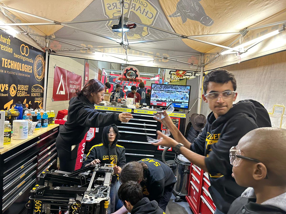 EricKeunne's tweet image. Happening now @McMasterU : Qualification matches are underway for the ONT DISTRICT FIRST Robotics Competition! 🚀 Go Chargers!  @GarthWebbSS  5409 Robotics team! Show them what you&apos;ve got! Good luck to all participants!  #FIRSTRobotics  #Chargers5409