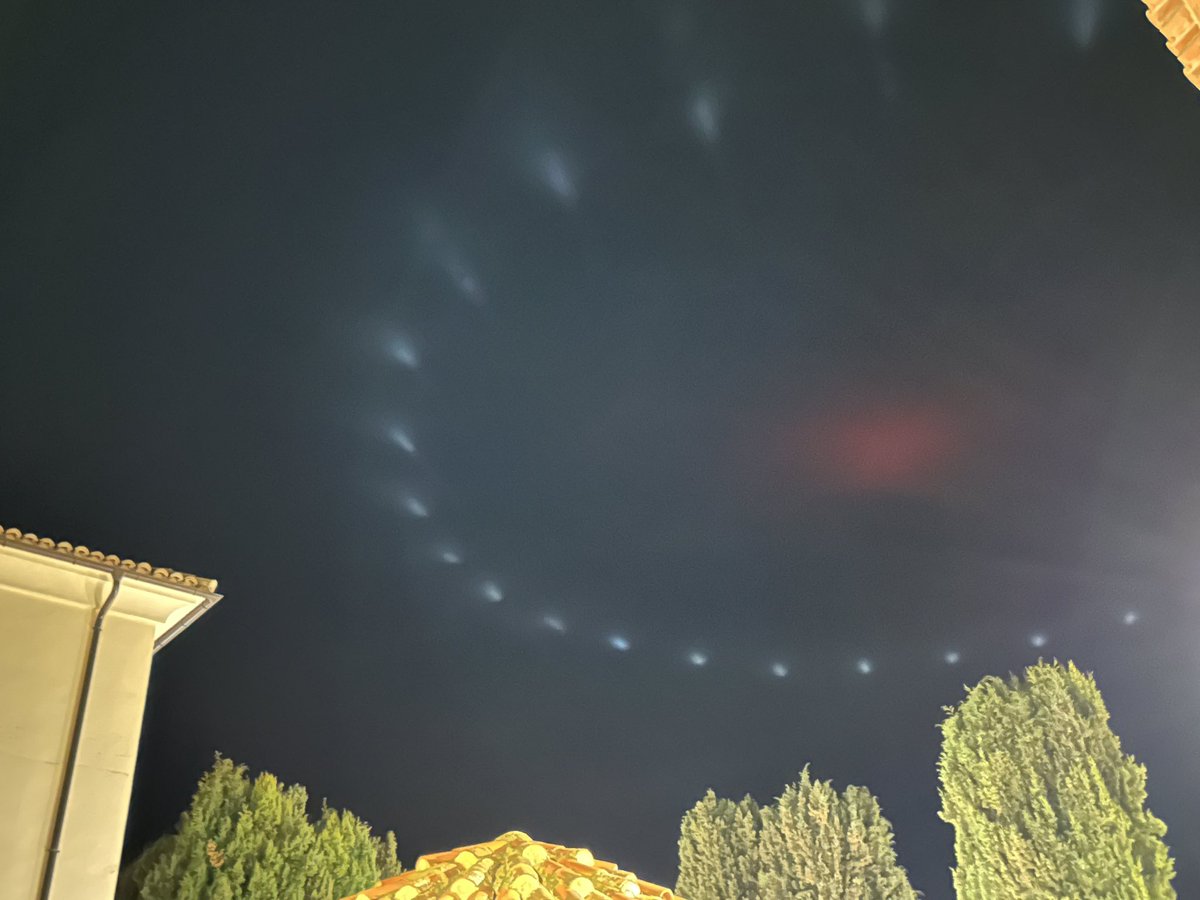 diieegoozgz's tweet photo. Alguien sabe que son estas luces que hay en el cielo en Valderrobres (Teruel), España???
Se mueven de lado a lado y de forma muy rápida, tanto regular como irregular… https://t.co/k5LCqeIO5e