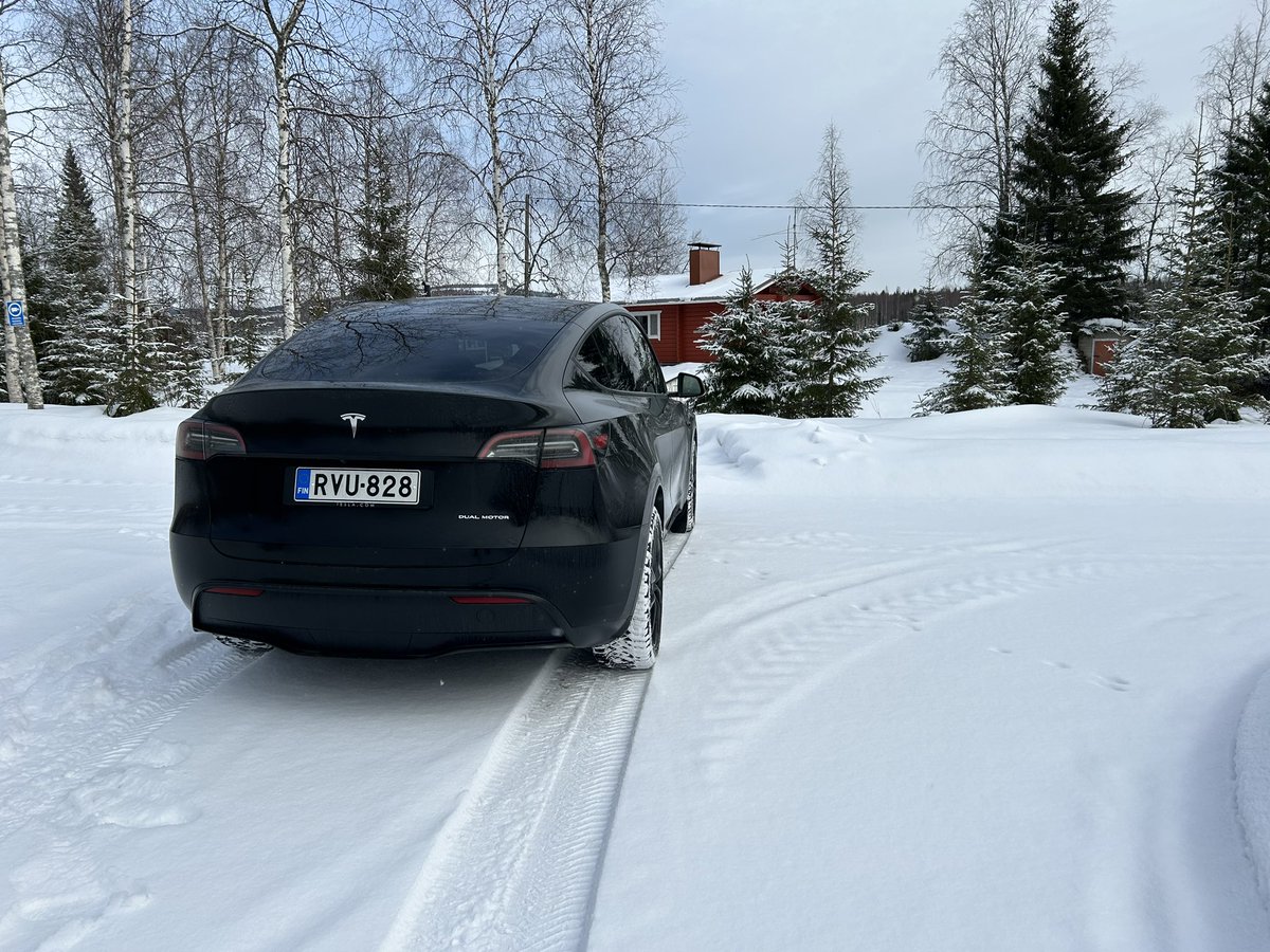 MarkkuSaukko's tweet photo. Musta Paholainen ensimmäisen kerran Suvannolla.Siirryimme liikenteessä sähköaikaan @Tesla #YModel https://t.co/lM2lvruj6C