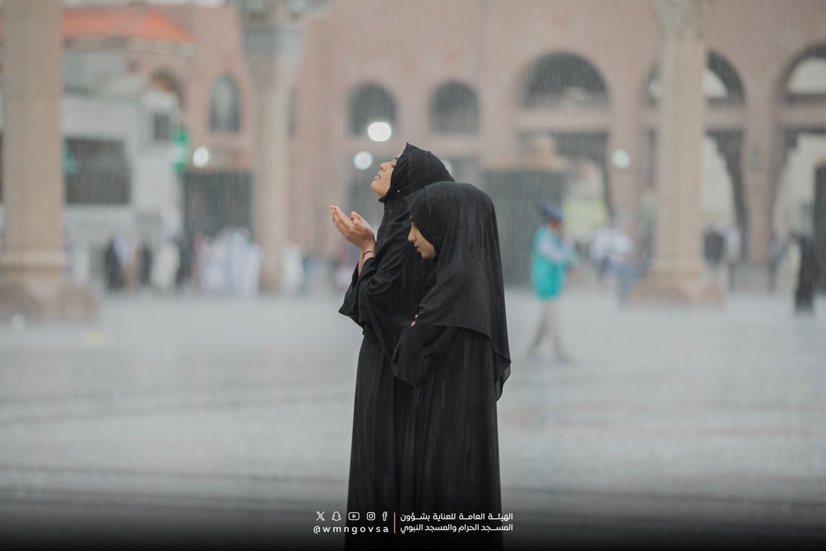 أمطارٌ وصومٌ وإيمان، في شهر #رمضان هكذا كانت أجواء #المسجد_النبوي اليوم ☔️ #مكة_والمدينة_في_انتظاركم_بشوق