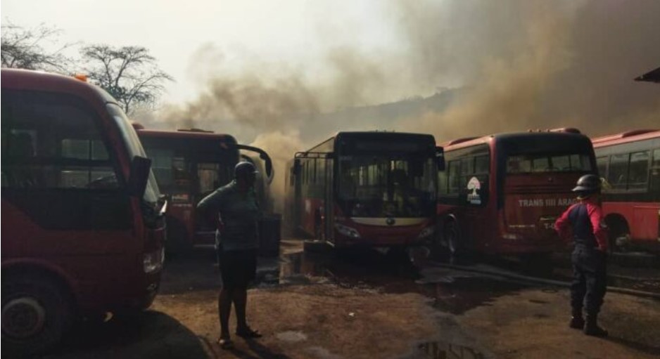 #ElDíaEnVzla Veinte buses de Transaragua fueron consumidos por el incendio en el terminal de Maracay
ow.ly/vbLw50R55GR