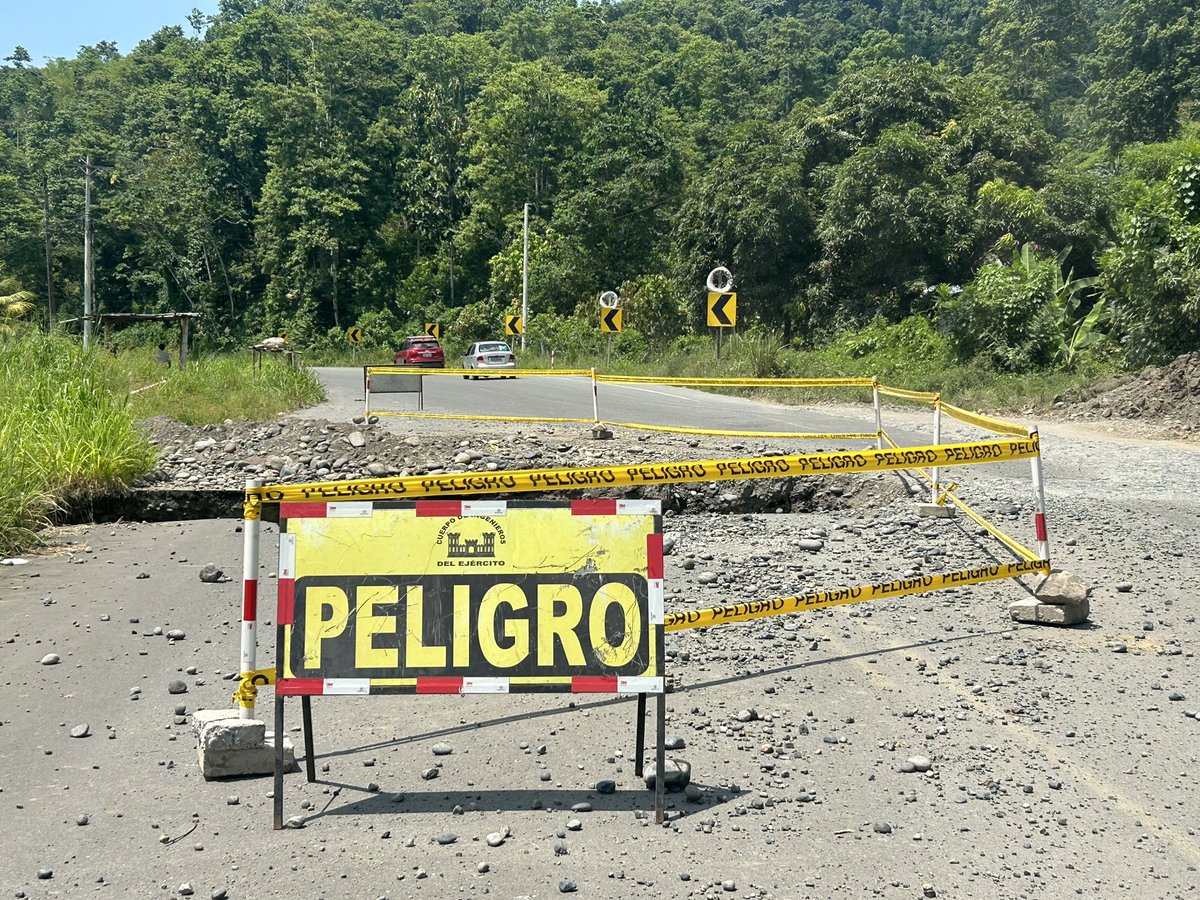 PattyMendozaJ's tweet photo. Otro feriado más y las vías de #Esmeraldas, sin atención del @ObrasPublicasEc y de su ministro @RobertoLuqueN. 

Qué es lo que espera, que se acabe de ir la vía o accidentes con resultados lamentables? 

Km. 57 entre el Rcto. #Chucaple y la parroquia #Viche del cantón #Quinindé. https://t.co/YWYQLPgquo