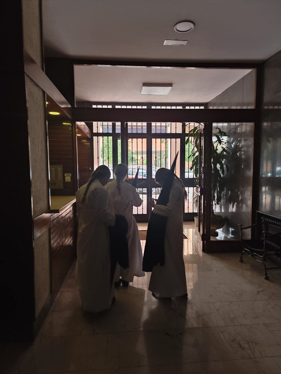 SantaLeonor13's tweet photo. No sale San Buenaventura
@hdadsoledad
-Papá, me pregunta Blanca, ¿nos vestimos? con este tiempo no salimos 
+Claro, hija, como cada #ViernesSanto lee la Papeleta de Sitio "Debe hallarse a las 16.30h en el Convento"
-Podían avisarlo antes
+Entonces no es Estación de Penitencia https://t.co/RGCqHV4SLm