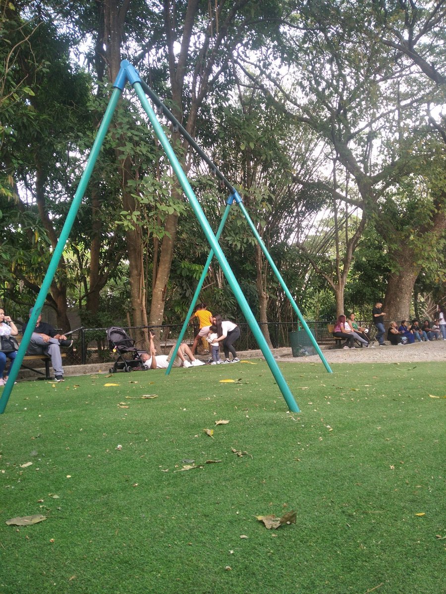 Yurizaies3's tweet photo. @rafaellacava10 y el parque de niños esta deteriorado faltan los columpios https://t.co/1km5ziPVfs