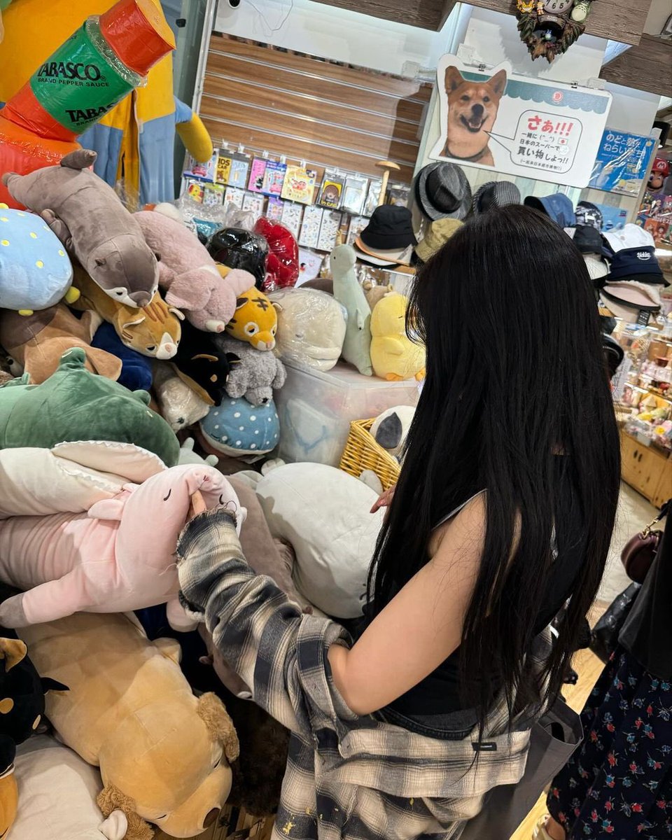 xeiyeon's tweet photo. I made during my jaunt to the store! As I perused the aisles, my eyes were drawn to the most darling doll, nestled among a sea of toys. With her rosy cheeks and twinkling eyes, she exuded an irresistible charm that captured my heart instantly. 🧸 https://t.co/NVBULoWKED