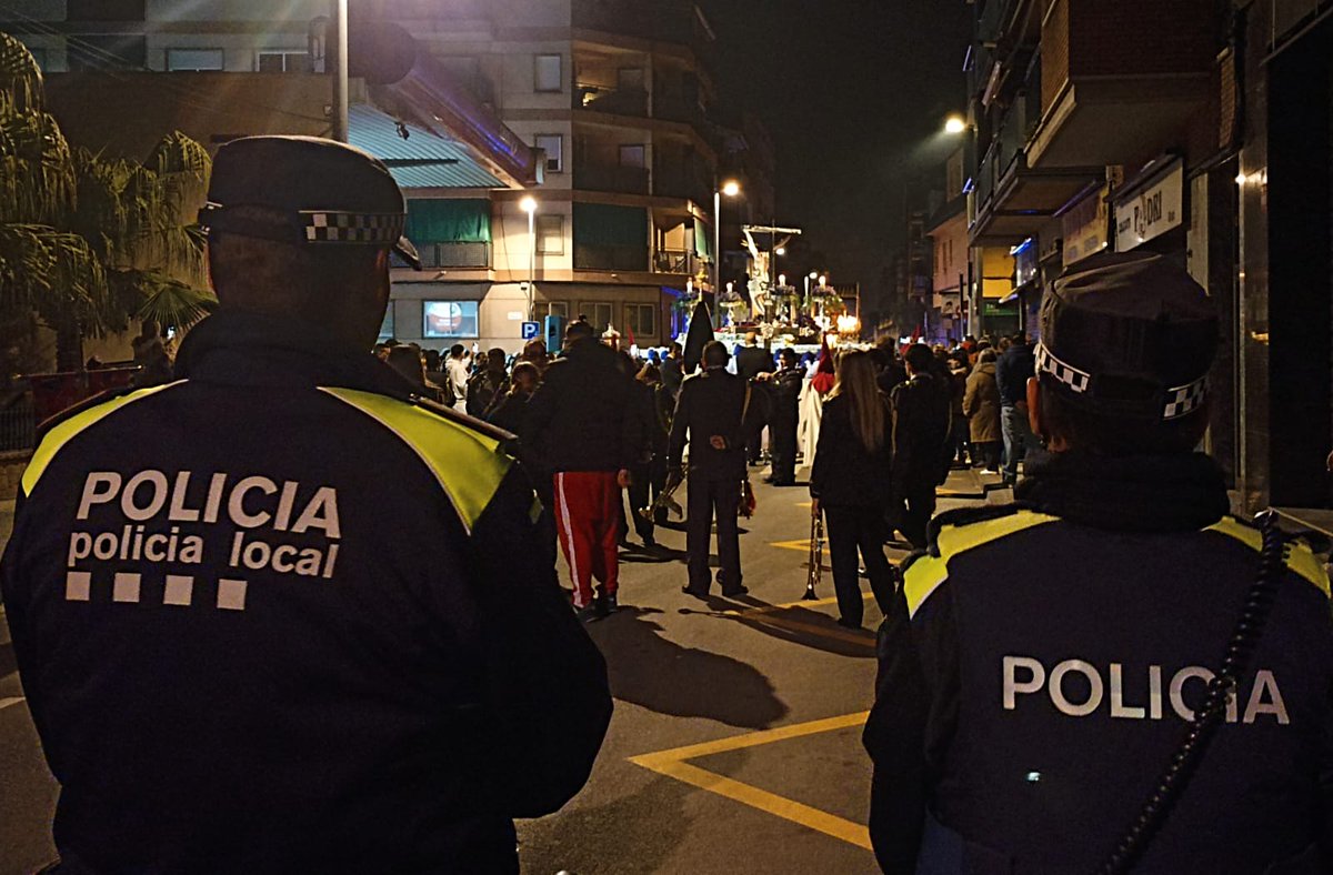 La Policia Local de Sant Vicenç dels Horts garanteix la seguretat i el bon desenvolupament de les processons de Dijous i Divendres Sant. Present sempre per protegir i assistir la nostra comunitat en aquestes celebracions religioses.