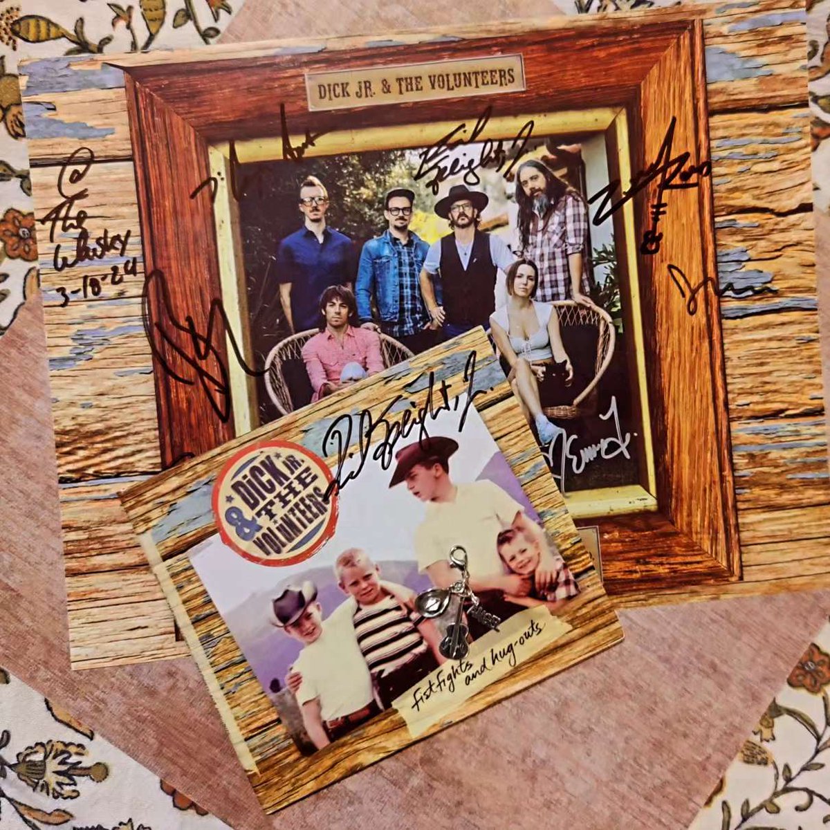 MiriahHelen's tweet photo. I custom made myself a charm for my charm bracelet to mark being at @dicksp8jr 's album release show at the Whisky a Go Go on 3/18. #RichardSpeightJr #DickJrandtheVolunteers #BillyMoran #EmmaFitzpatrick #CooperAppelt #ZacharyRoss #RobHumphreys #FistfightsandHugouts #charmbracelet https://t.co/Q1FS0VEZqw