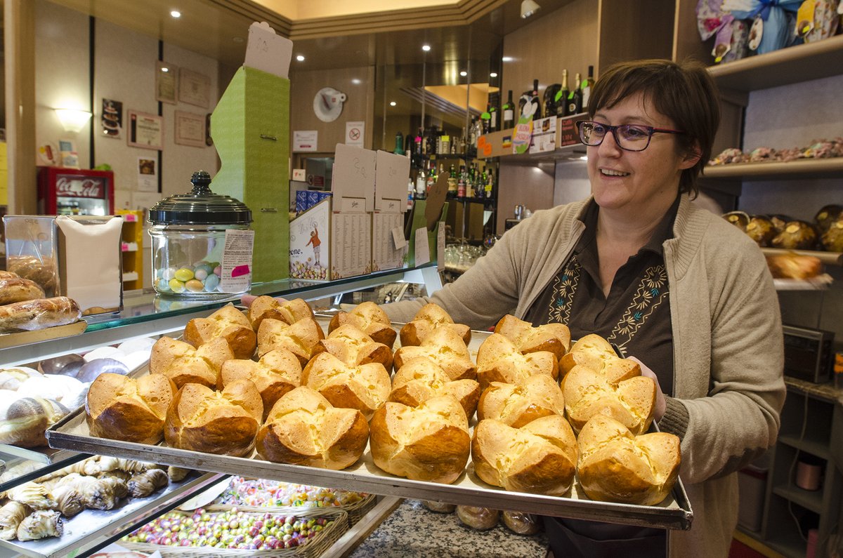 Buona Pasqua 🐣 con un dolce tipico che non manca mai sulle tavole dei triestini: la pinza! L'hai mai assaggiata? A Trieste si usa anche abbinarla con il prosciutto cotto tagliato a mano per un contrasto dolce/salato! 😋