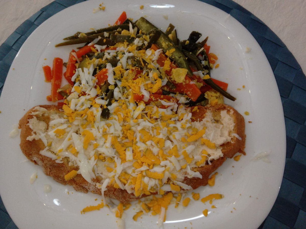 Tostada con paté de bacalao, verduras salteadas y huevo duro. 🏡🌿🕊