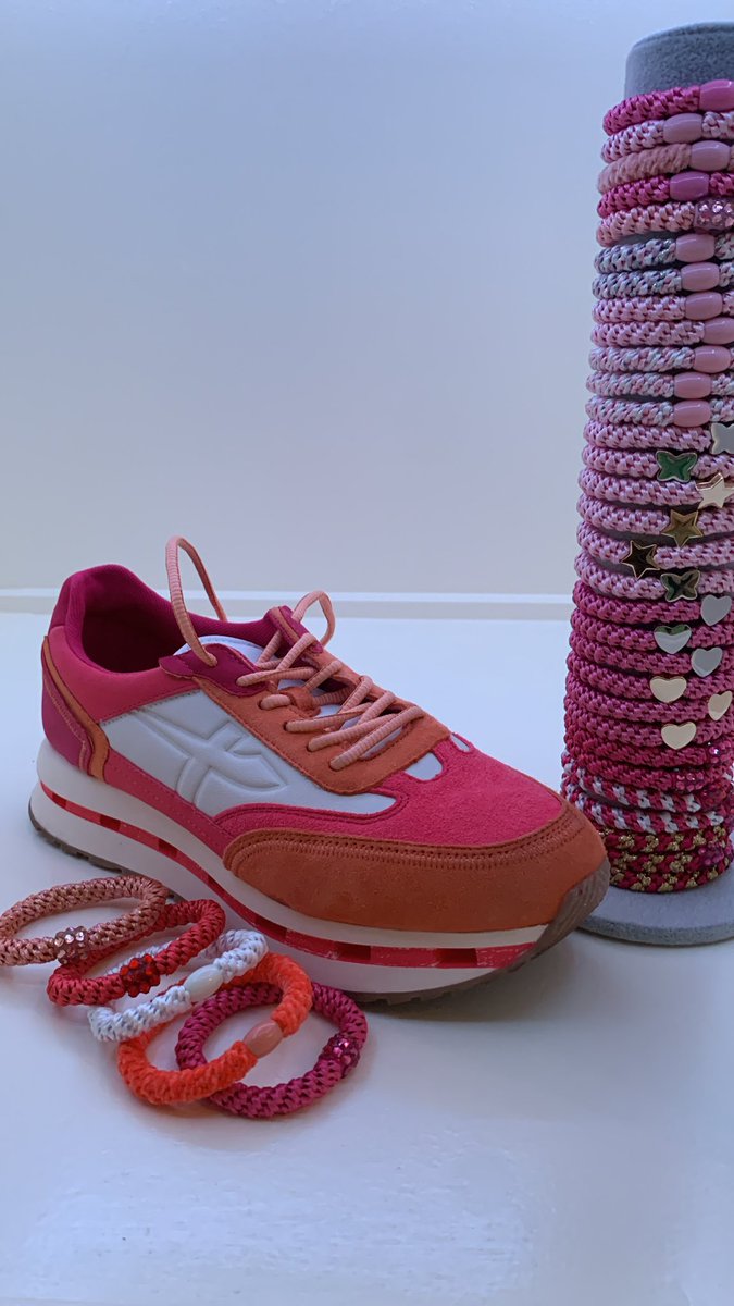 KDeBrabander's tweet photo. Laat jouw BANDITZ armbandjes / haarelastiekje matchen met je sneakers of je jeans! 👟 👖 💫 
Mix en match verschillende kleuren en stijlen voor een unieke look. Welke combo ga jij rocken vandaag? #matching #armbandjes #sneakers #fashioninspo 🌈✨#banditz #lentegevoel https://t.co/Q0foT5hr8K
